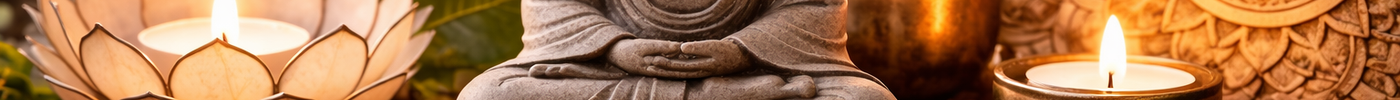 Buddhistische Symbole und ihre Bedeutung: Buddha-Statue mit Kerzen und Schmuck in einer spirituellen Darstellung.