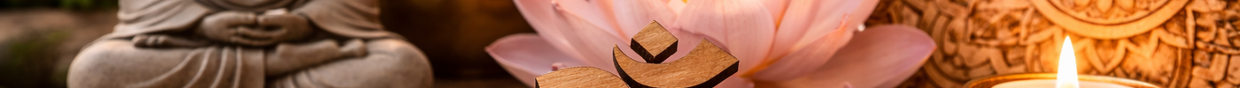 Warum Symbole stärker wirken als Worte: Buddha, Lotusblüte und Ohm-Symbol in harmonischer Umgebung.
