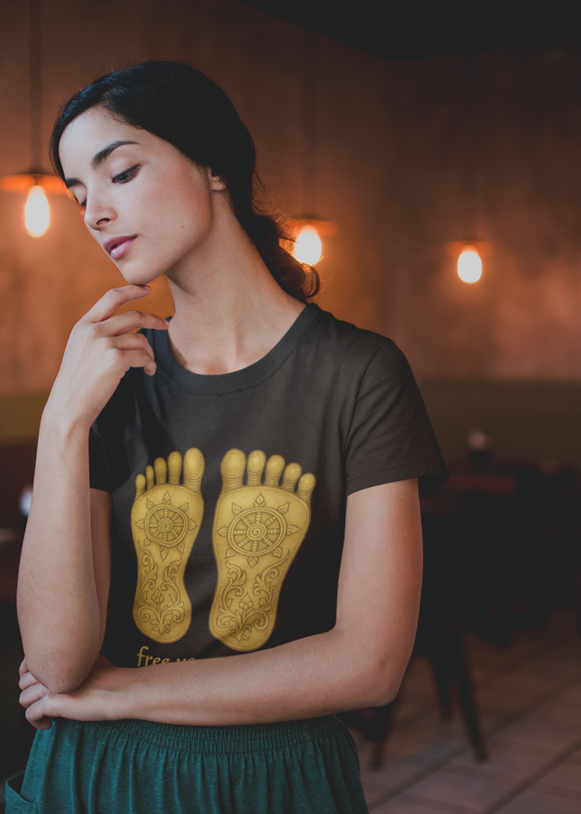 Buddhas Fußabdruck Damen T-Shirt – nachhaltiges Bio-Baumwolle T-Shirt mit Buddhapada-Design von SatoriSoul