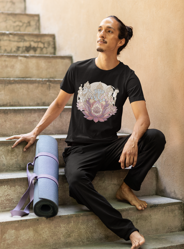 Drei Götter der Lotus Herren T-Shirt – Göttliches Lotus Design & Spiritualität
