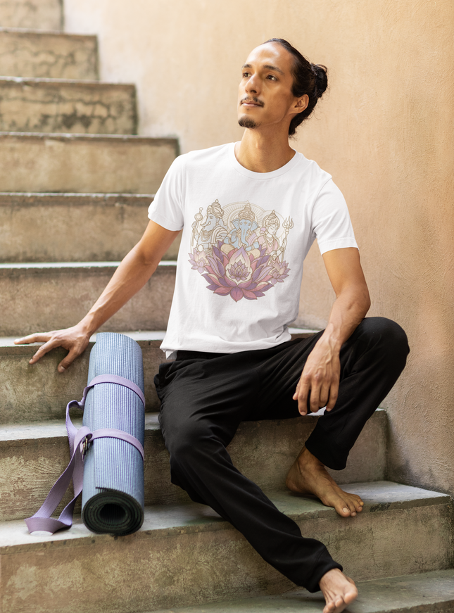 Drei Götter der Lotus Herren T-Shirt – Göttliches Lotus Design & Spiritualität