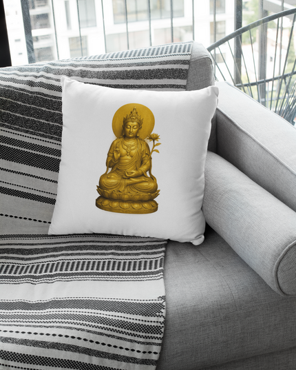 Bodhisattva Kissen mit Füllung auf einem Sofa mit Dekokissen in 40x40 cm, aus 100% Polyester.
