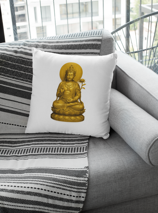 Bodhisattva Kissen mit Füllung auf einem Sofa mit Dekokissen in 40x40 cm, aus 100% Polyester.