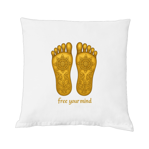 Buddhas Fußabdruck Kissen mit Füllung, weißes Kissen mit goldenen Fußabdrücken und Schriftzug 'free your mind'.