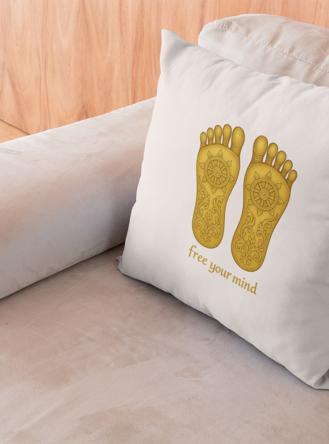 Buddhas Fußabdruck Kissen mit Füllung auf einem Sofa, bedruckt mit Fußabdruck-Motiv und "Free your mind".