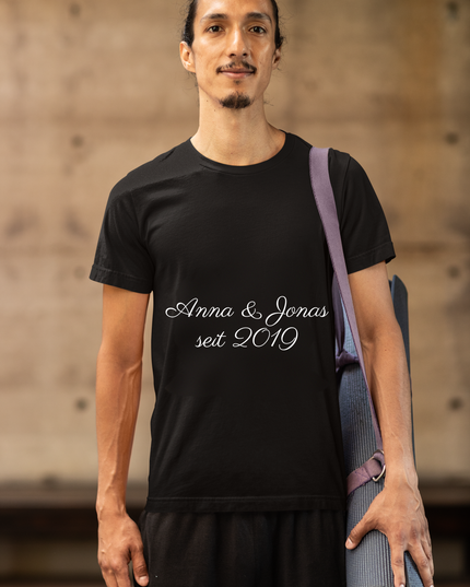Schwarzes T-Shirt mit dem persönlichen Text Anna & Jonas, seit 2019 in weißer Schreibschrift auf der Brust