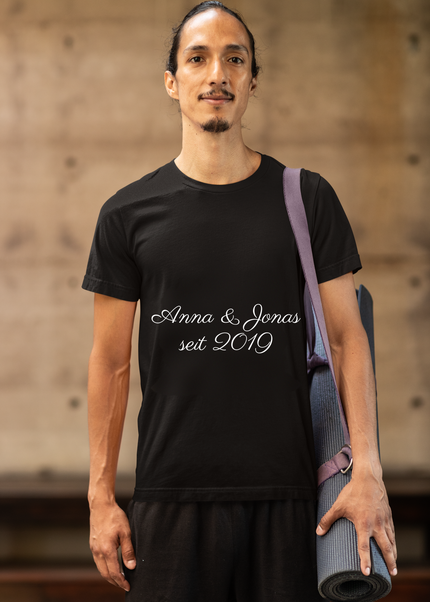 Schwarzes T-Shirt mit dem persönlichen Text Anna & Jonas, seit 2019 in weißer Schreibschrift auf der Brust