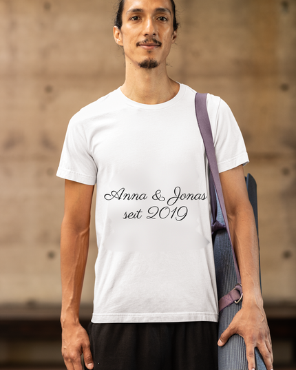 Weißes T-Shirt mit dem persönlichen Text Anna & Jonas, seit 2019 in dunkler Schreibschrift auf der Brust