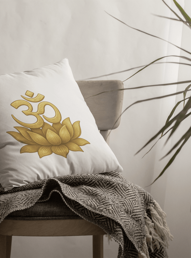 Om Lotus Kissen mit Füllung auf einem Stuhl, dekorativ und stilvoll mit Pflanzen im Hintergrund.