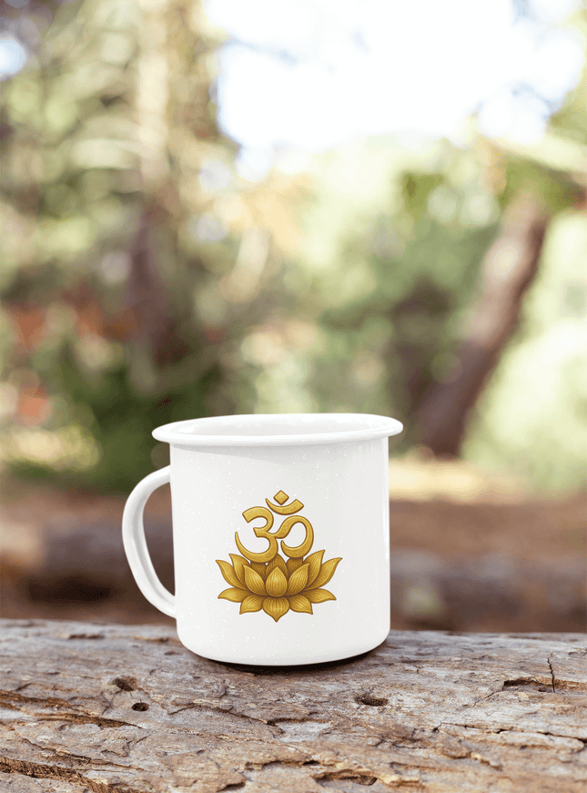 Om Lotus Tasse auf einem Baumstamm, Durchmesser 80 mm, Fassungsvermögen 300 ml, mit goldenem Lotus-Motiv.