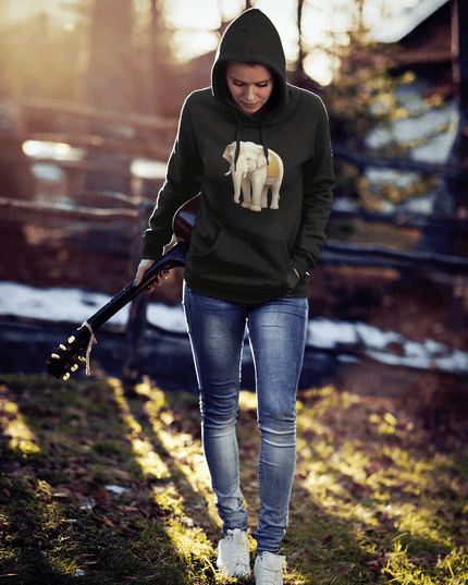 Weißer Elefant Damen Hoodie in einem schönen, natürlichen Licht getragen von einer Frau mit Gitarre.