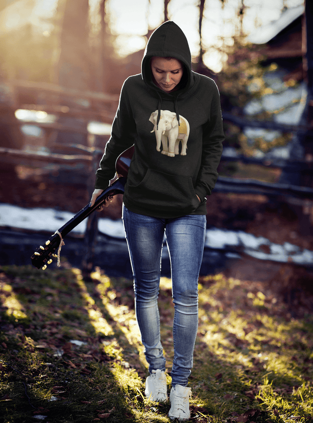 Weißer Elefant Damen Hoodie in einem schönen, natürlichen Licht getragen von einer Frau mit Gitarre.