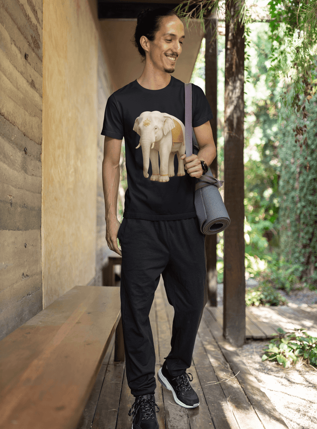 Mann trägt Weißer Elefant Herren T-Shirt, lächelnd in entspannter Umgebung mit Yogamatte.