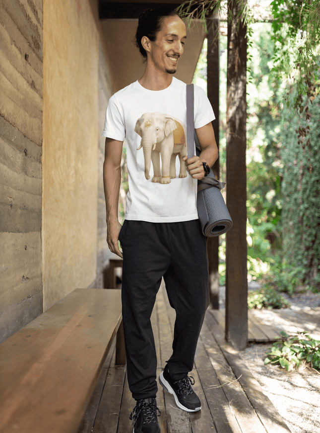 Mann in einem Weißer Elefant Herren T-Shirt mit Yogamatte in der Hand in einer grünen Umgebung.
